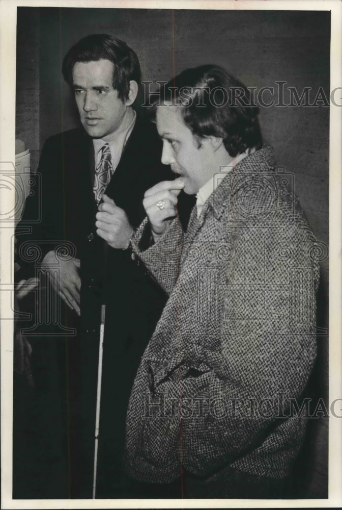 1975 Press Photo Charles Brah and John Carter outside court of John Doe probe-WI - Historic Images