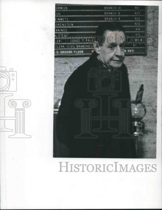 1975 Press Photo An unidentified witness leaving Milwaukee courtroom - mjb48231 - Historic Images