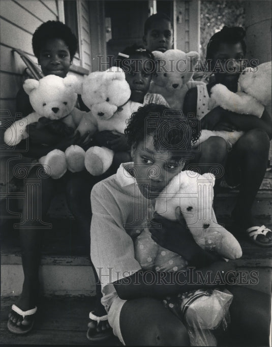 1988 Press Photo Group of siblings holding teddy bears, Milwaukee - mjb48288 - Historic Images