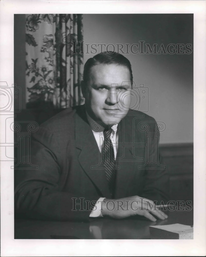 Press Photo Stanley L. Rewey, senior vice president of Marshall and Isley bank - Historic Images