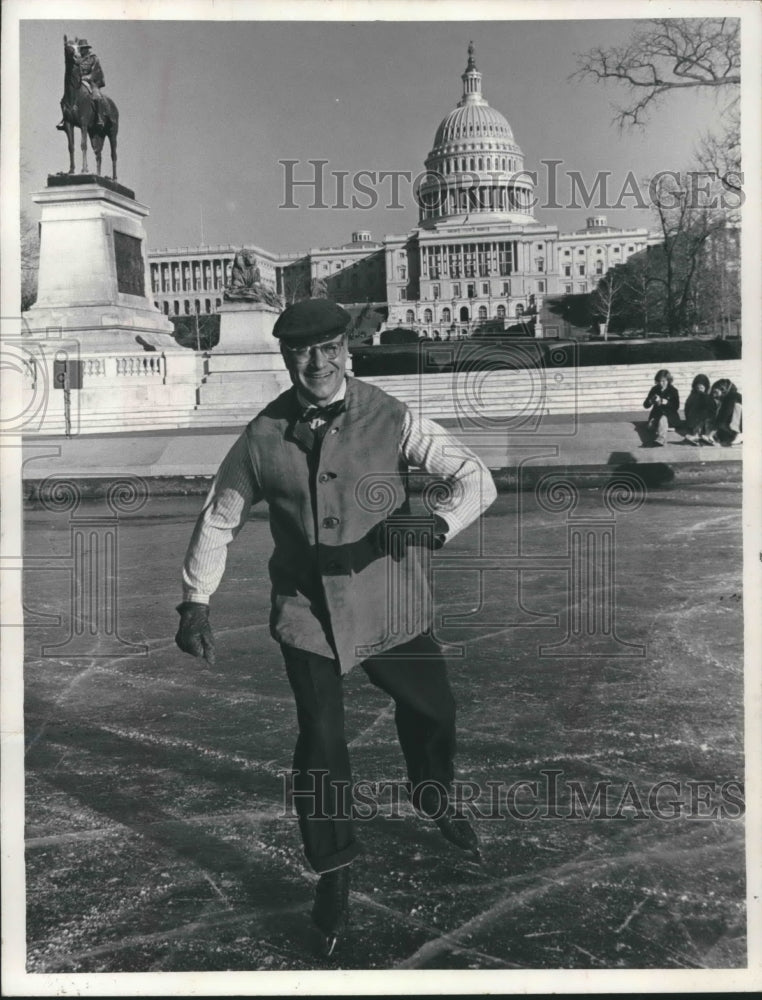 1973 Press Photo Representative Henry Reuss, on Washington pond, Wisconsin. - Historic Images