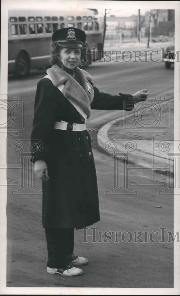 1954 Press Photo Mrs. Edwins Johnson direct kids at Maryland Avenue in Milwaukee-Historic Images