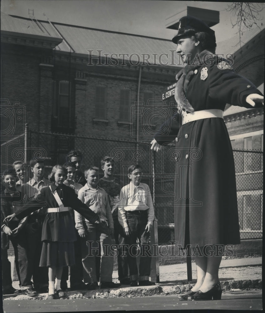 1951 Press Photo Center Street crossing guard Verna Lindner, Milwaukee - Historic Images