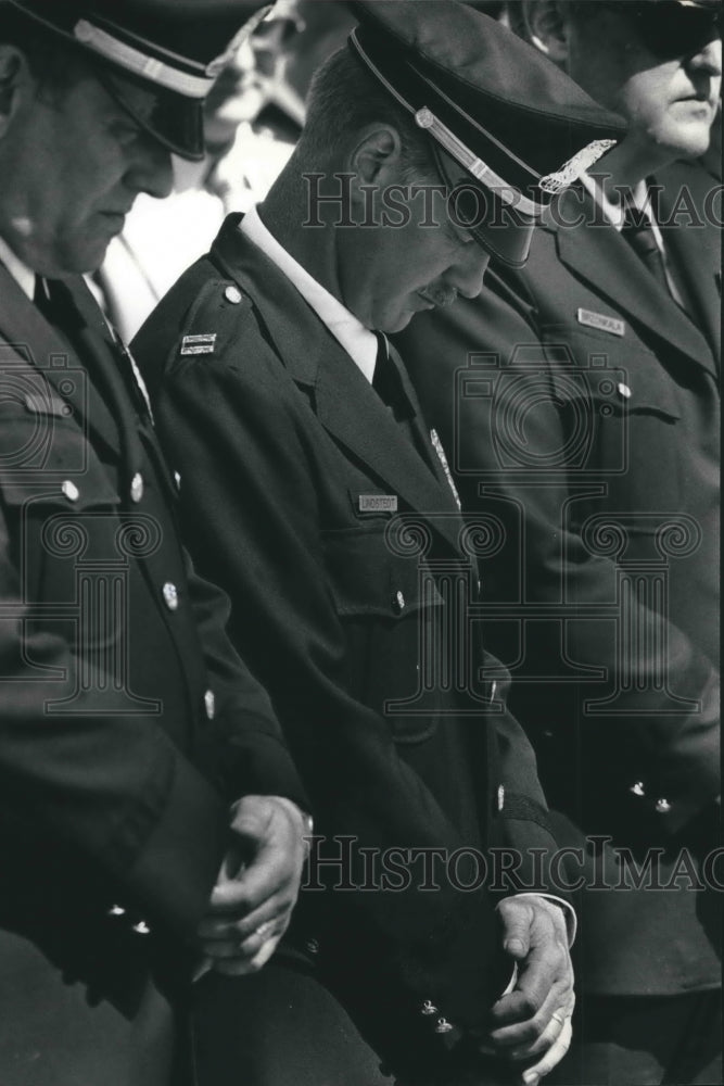 1991 Press Photo Officers Pray at Police Memorial Service, Milwaukee - mjb48365 - Historic Images