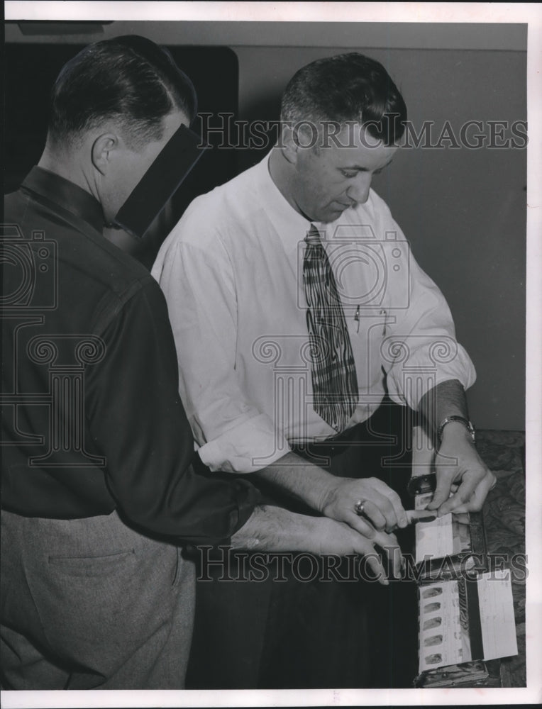 1954 Press Photo Officer Steffen records fingerprints of new prisoner,Milwaukee - Historic Images