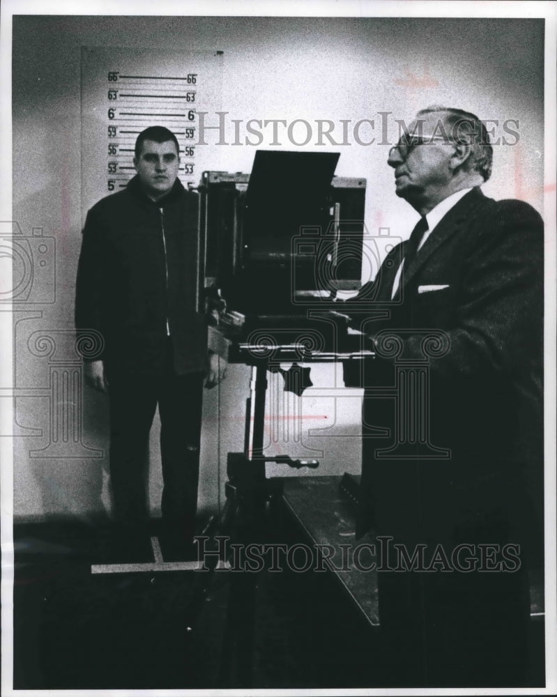 1960 Press Photo &quot;Rookie&quot; policeman stands in as a &quot;suspect&quot; for a mug shot, WI - Historic Images