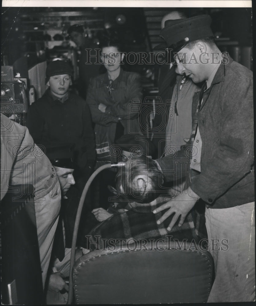 1949 Press Photo Milwaukee Fire Department Rescue Squad Use Inhalator On Ill Man - Historic Images