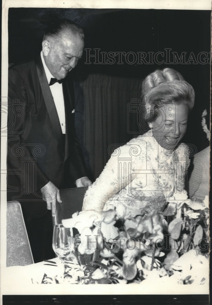 1971 Press Photo FBI Director J. Edgar Hoover seats Martha Mitchell, Washington. - Historic Images