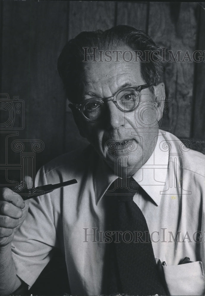 1977 Press Photo Justice Robert W. Hansen, posing for photo, Milwaukee. - Historic Images