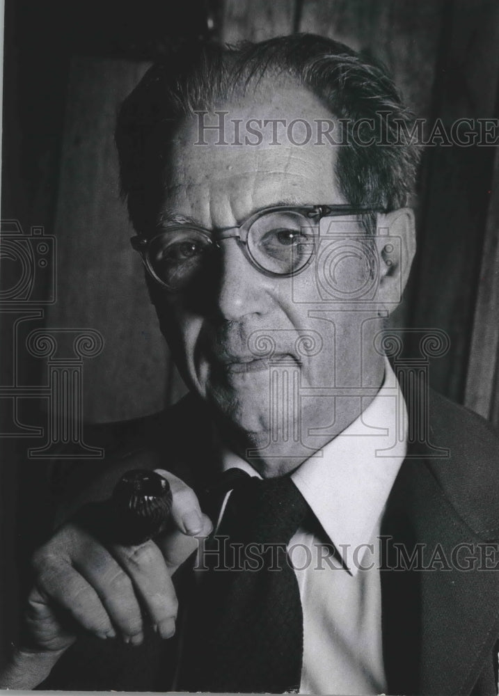 1977 Press Photo Robert W. Hansen, retired Justice, Milwaukee. - mjb48532 - Historic Images
