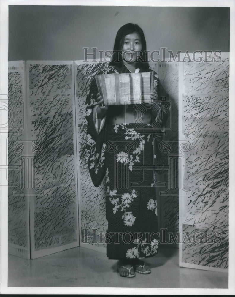 1976 Press Photo Milwaukee artist, Keiko Hana - mjb48595 - Historic Images