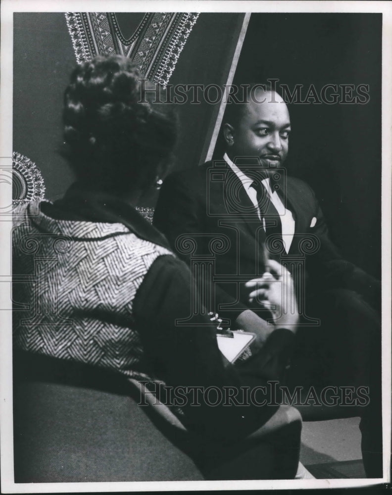 1970 Press Photo Rae Moore and Mr. Gerrard Hankins, 1st Wisconsin National Bank - Historic Images
