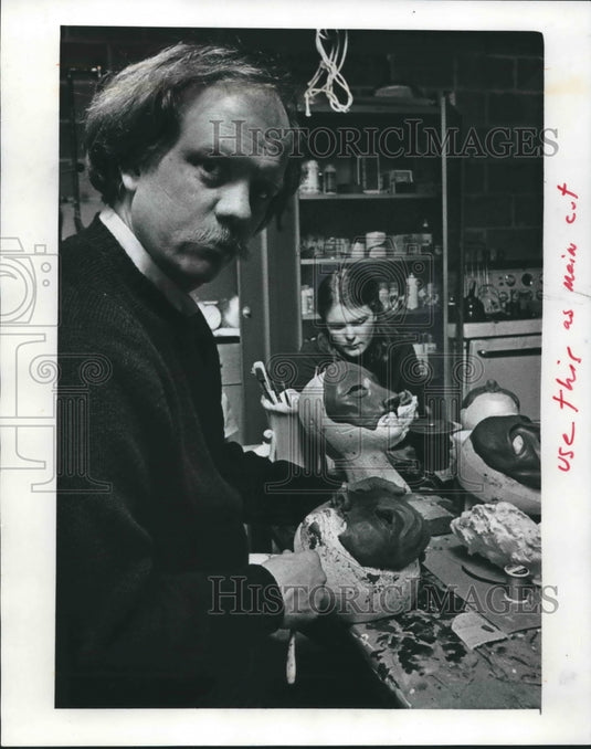 1978 Press Photo Andrew Hepburn & Barbara Danner build mask at Helfaer Theater - Historic Images