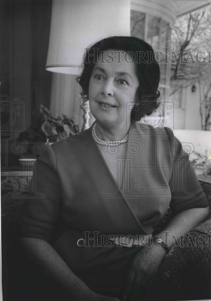 1971 Press Photo Mrs. Denis Healey, wife of a former British cabinet minister. - Historic Images