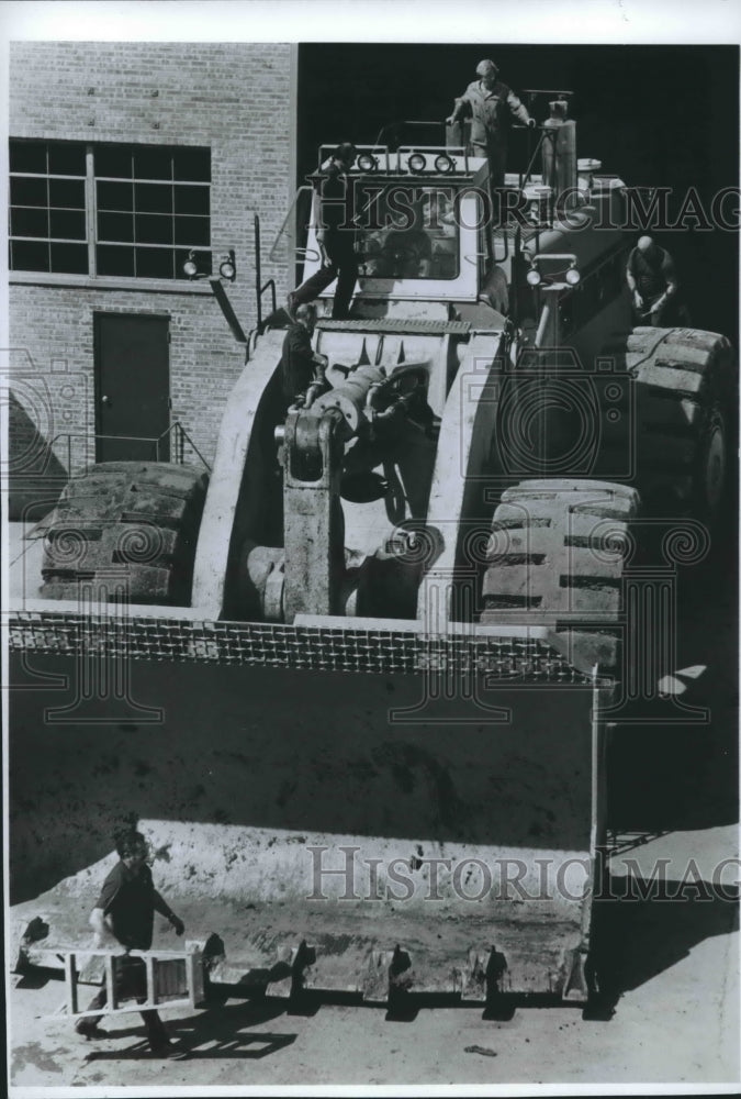 1978 Worker dwarfed by dimensions of International 580 giant loader.-Historic Images