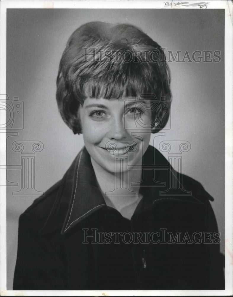 1975 Press Photo Sue Riordan, Community Relatons and Media coordinator, WI-Historic Images