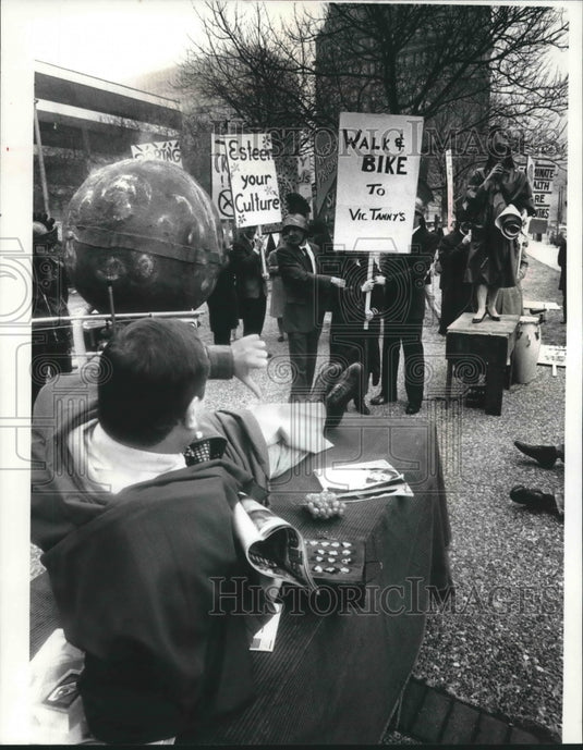1991 Press Photo Peter Fritch, turns his thumb down to public plea, Milwaukee. - Historic Images