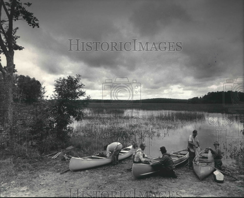1986 Press Photo Ricers empty canoes of crop at Lake Totogatic, Bayfield County - Historic Images