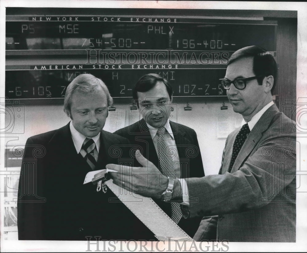 1977 Press Photo Officers of Milwaukee Bond Club at annual dinner - mjb48948 - Historic Images