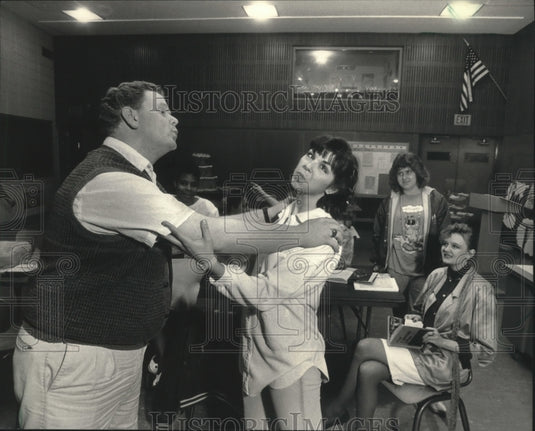 1987 Press Photo Kevin Purcell & Amy Pietz do a skit for classmates, Milwaukee