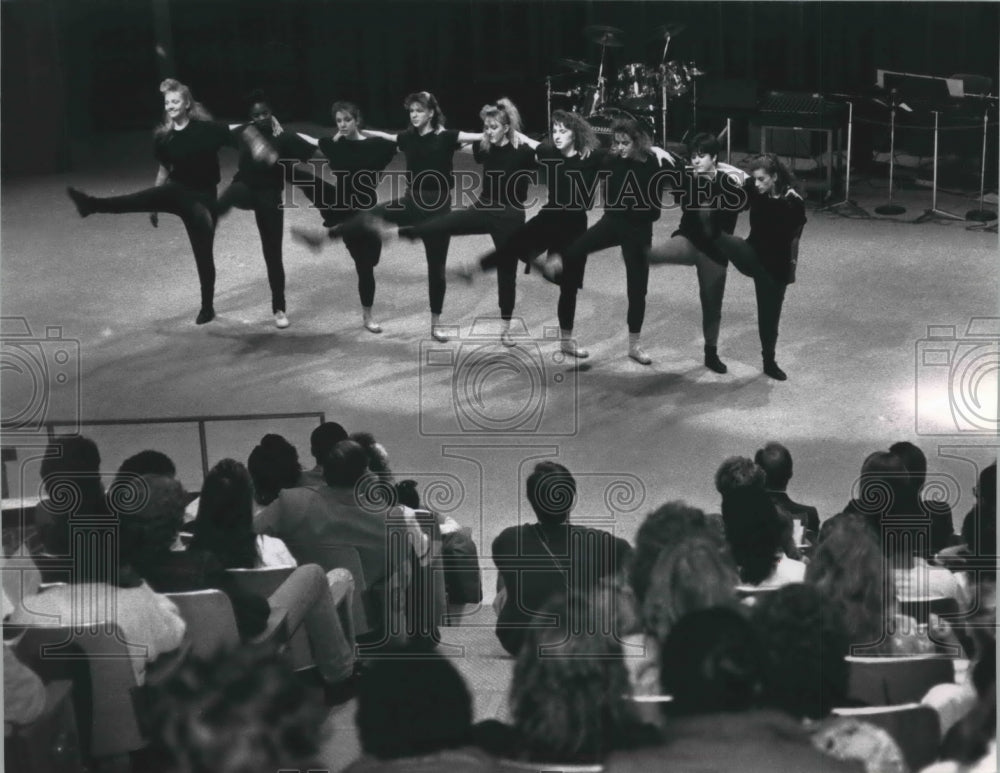 1989 Press Photo Milwaukee High School of Arts students perform at assembly - Historic Images