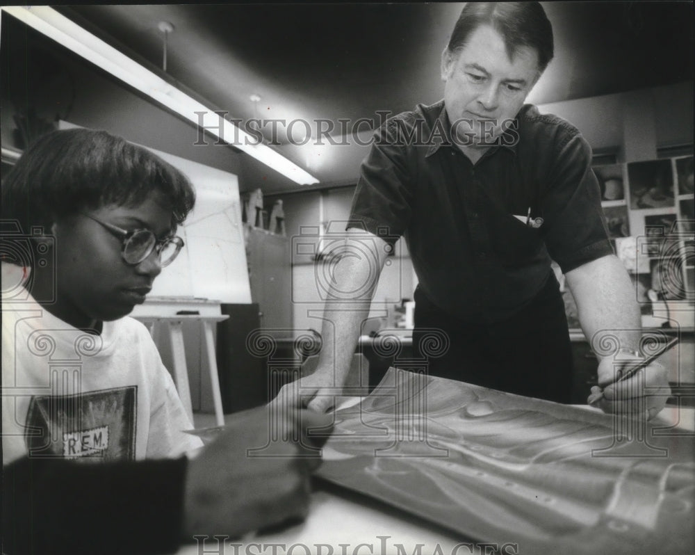 1994 Press Photo Jenny Farris shows pastel painting to teacher, Tom Horner - Historic Images