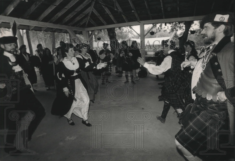 1989 Press Photo Kiltic Renaissance Consort dancers at Highland Games, Milwaukee - Historic Images