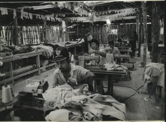 1988 Press Photo Guatemalan refugees work at sewing shop in Campeche - mjb48980 - Historic Images
