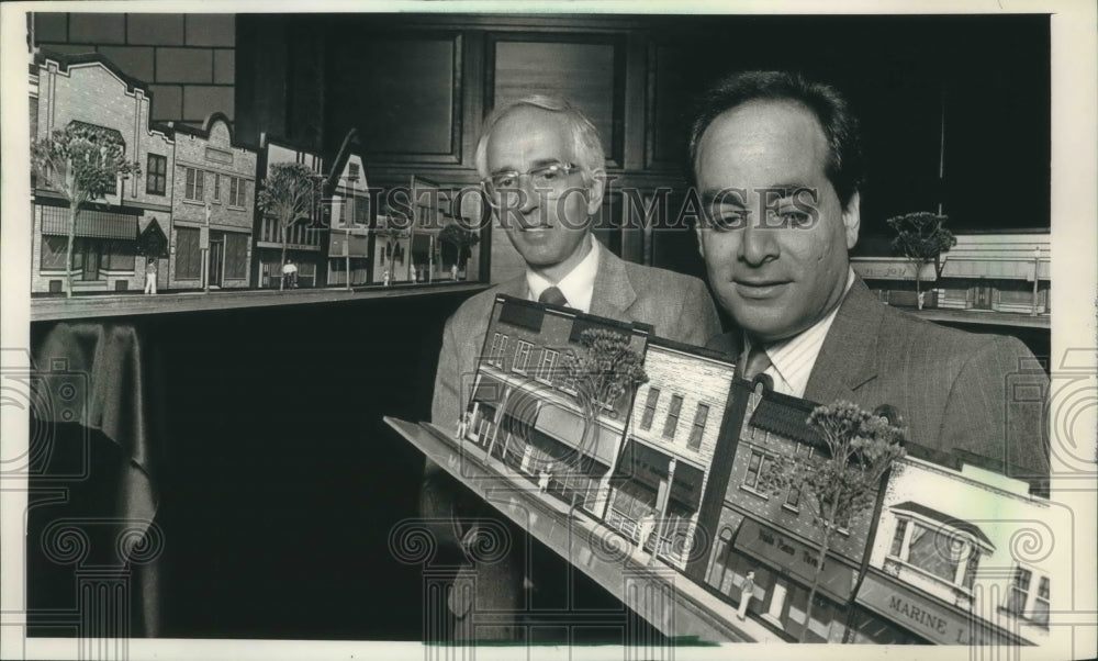 1988 Press Photo Don Richards &amp; Howard Snyder show model of W. Villard Ave. - Historic Images