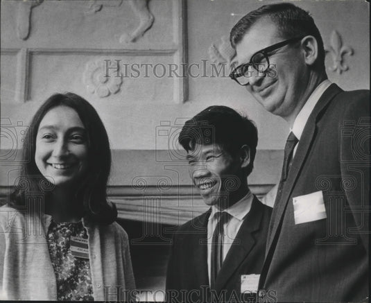 1967 Press Photo James Frey-UWM foreign student services, chats with students-WI-Historic Images
