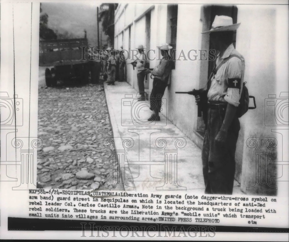1954 Press Photo Liberation Army guards as truck loaded with soldiers, Guatemala - Historic Images