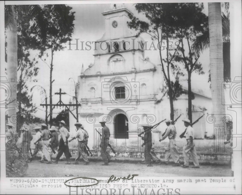 1954 Press Photo Members Of Liberation Army March Past Temple In Guatemala - Historic Images