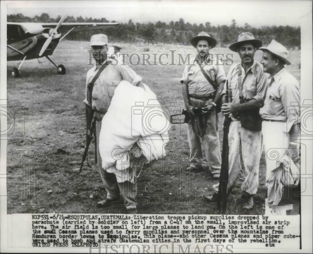 1954 Press Photo Liberation Troops Pickup Supplies From A C-47 In Esquipulas - Historic Images