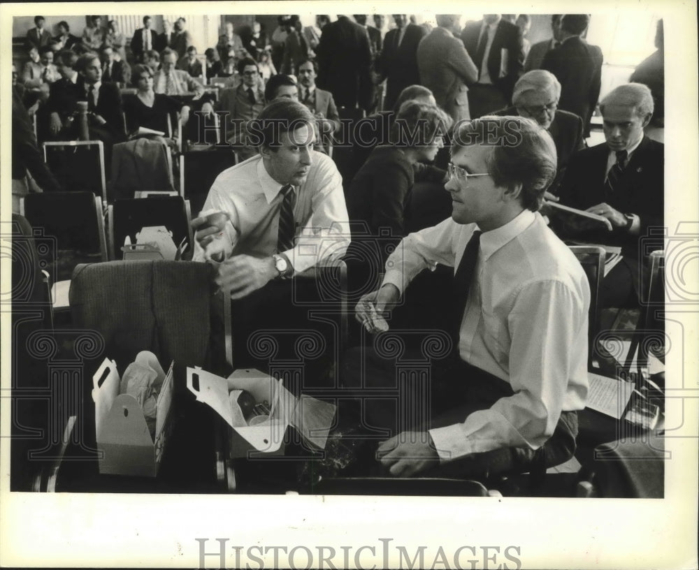 1981 Press Photo Gunderson eats lunch with Rep.-Elect Dan Coats - mjb49190 - Historic Images