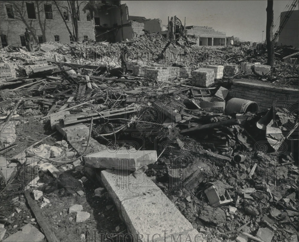 1985 Press Photo Wauwatosa's Milwaukee County Hospital building demolished. - Historic Images