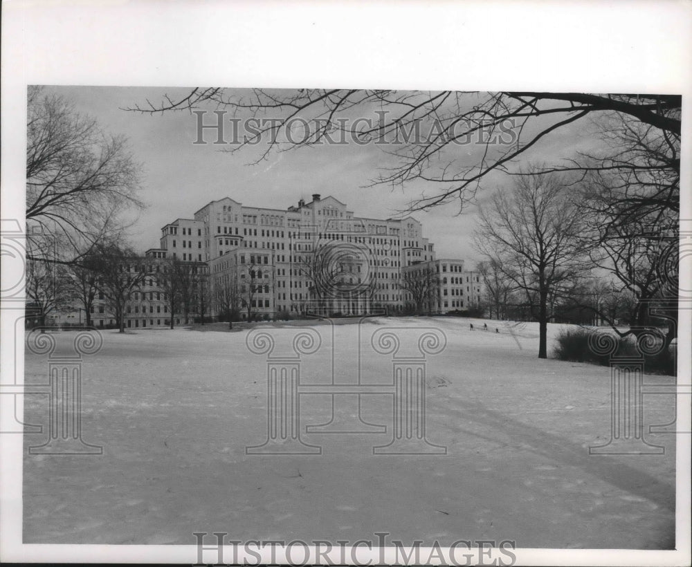 1967 Press Photo Walkers in snow outside Milwaukee County Hospital, Wisconsin - Historic Images