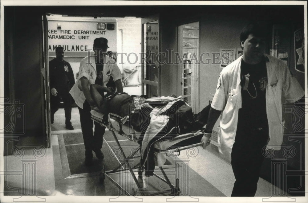 1993 Press Photo EMT's take patient to trauma room-Milwaukee Co. Medical Complex - Historic Images