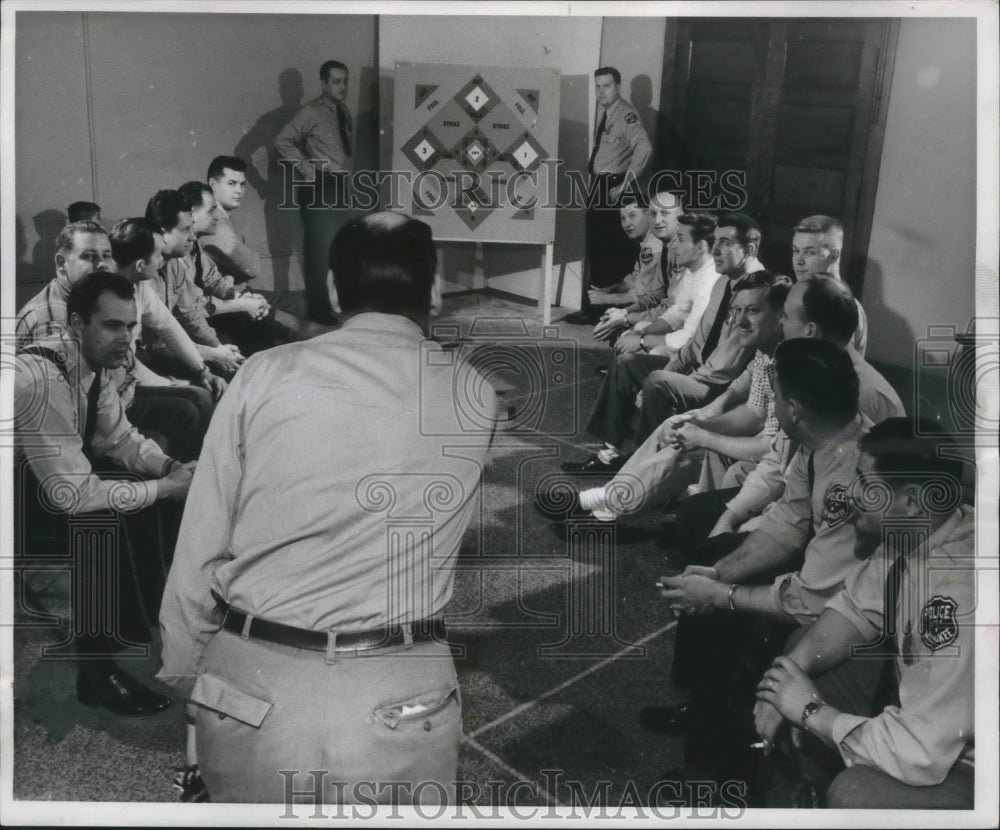 1960 Press Photo Dart Ball league at sixth district police station in Milwaukee. - Historic Images