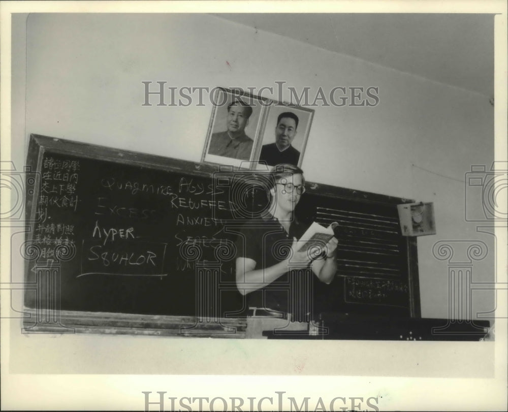 1963 Press Photo Penn Ritter of Lawrence University teaching in Chinese School - Historic Images