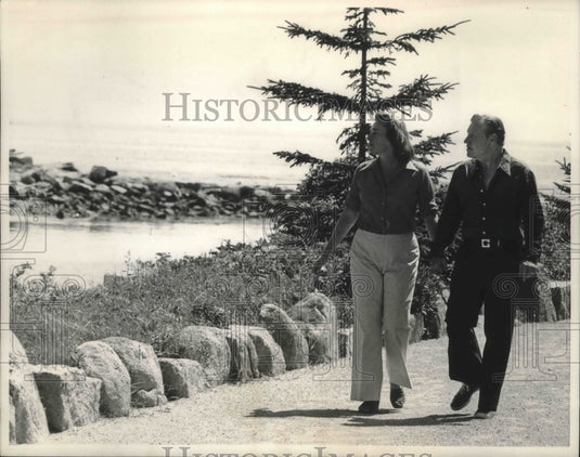 1974 Press Photo U.S. V.P.-Designate, Nelson Rockefeller and his wife on a walk - Historic Images