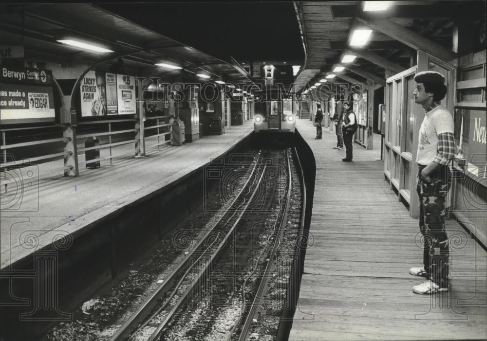 1982 Press Photo Jesse Guzman &amp; Guardian Angel stand on Chicago subway platform - Historic Images