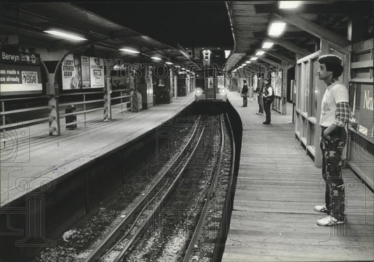 1982 Press Photo Jesse Guzman & Guardian Angel stand on Chicago subway platform - Historic Images