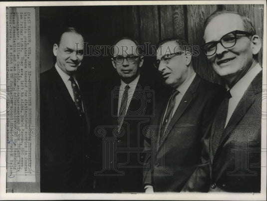 1967 Press Photo University of Wisconsin graduates with Journalism director - Historic Images