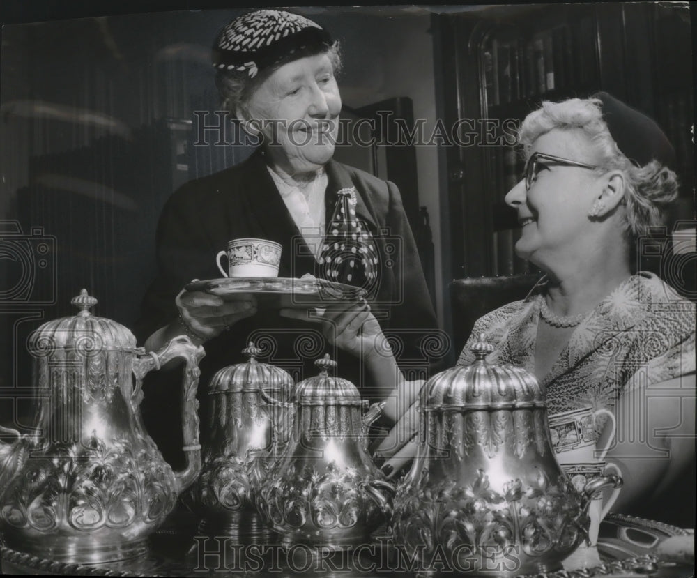 1955 Press Photo Old silver tea service at Milwaukee County Historical Society - Historic Images