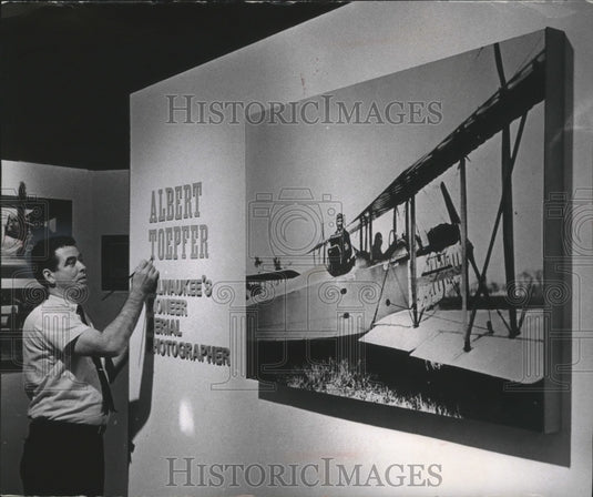 1967 Press Photo Robert Cassidy touches up photo of Albert Toepfer in Milwaukee - Historic Images