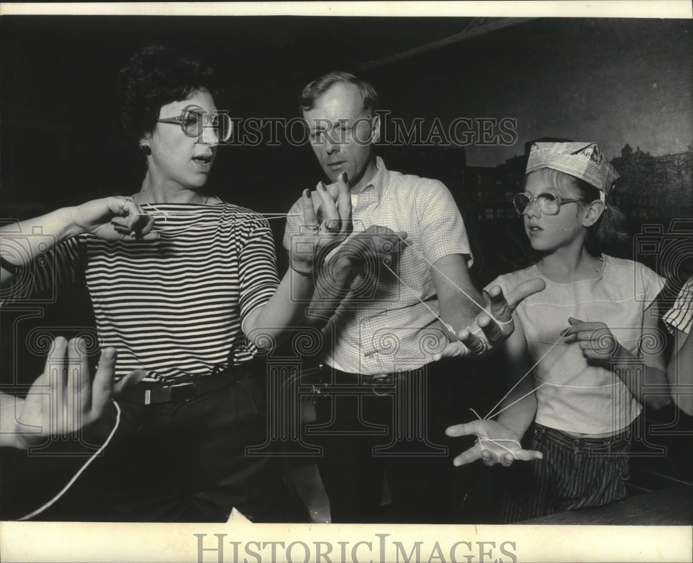 1985 Press Photo "Exhibits Come Alive" exhibit" shows string trick, Milwaukee- Historic Images