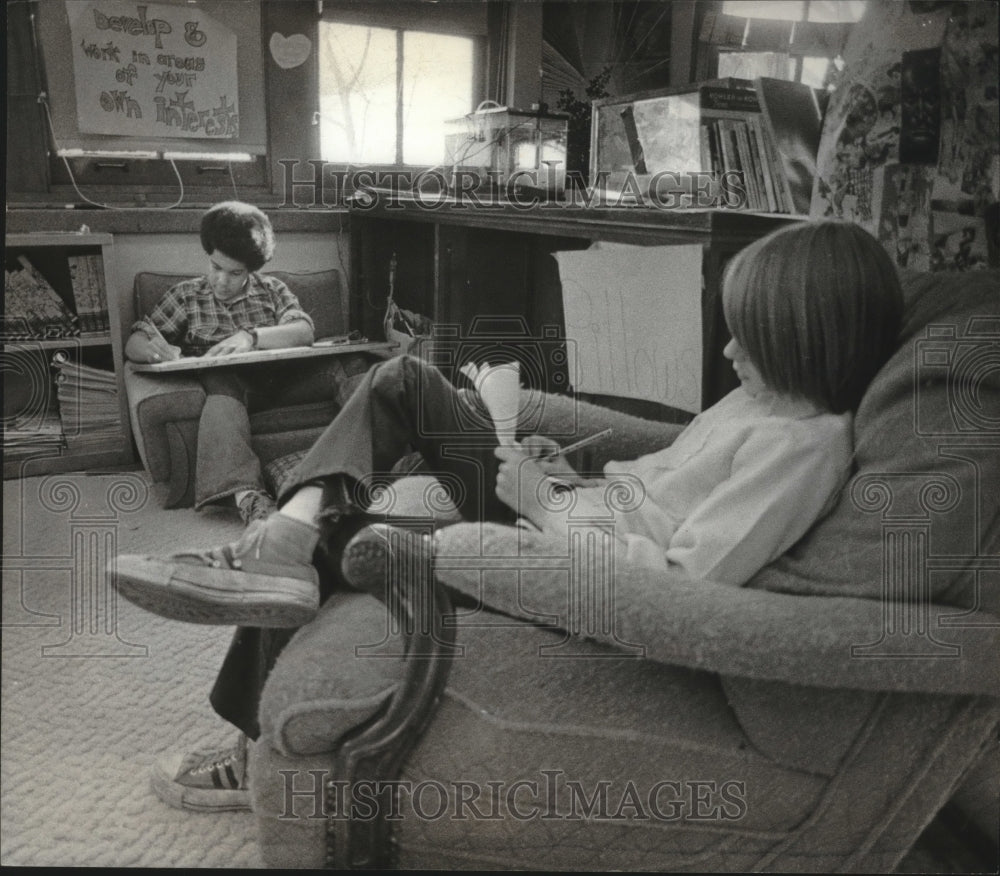1977 Press Photo Classroom reading corner at Jackie Robinson School, Milwaukee - Historic Images