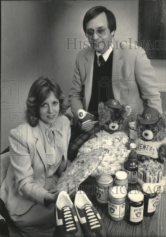 1984 Press Photo Judy and Dick Raddatz display items from Mr. Z's, Milwaukee. - Historic Images