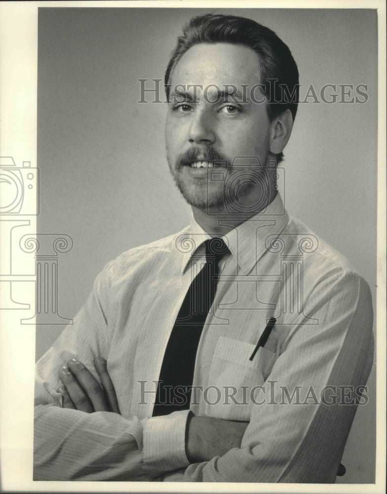 1984 Press Photo Tony Thompson, office manager at Reality Management, Milwaukee. - Historic Images