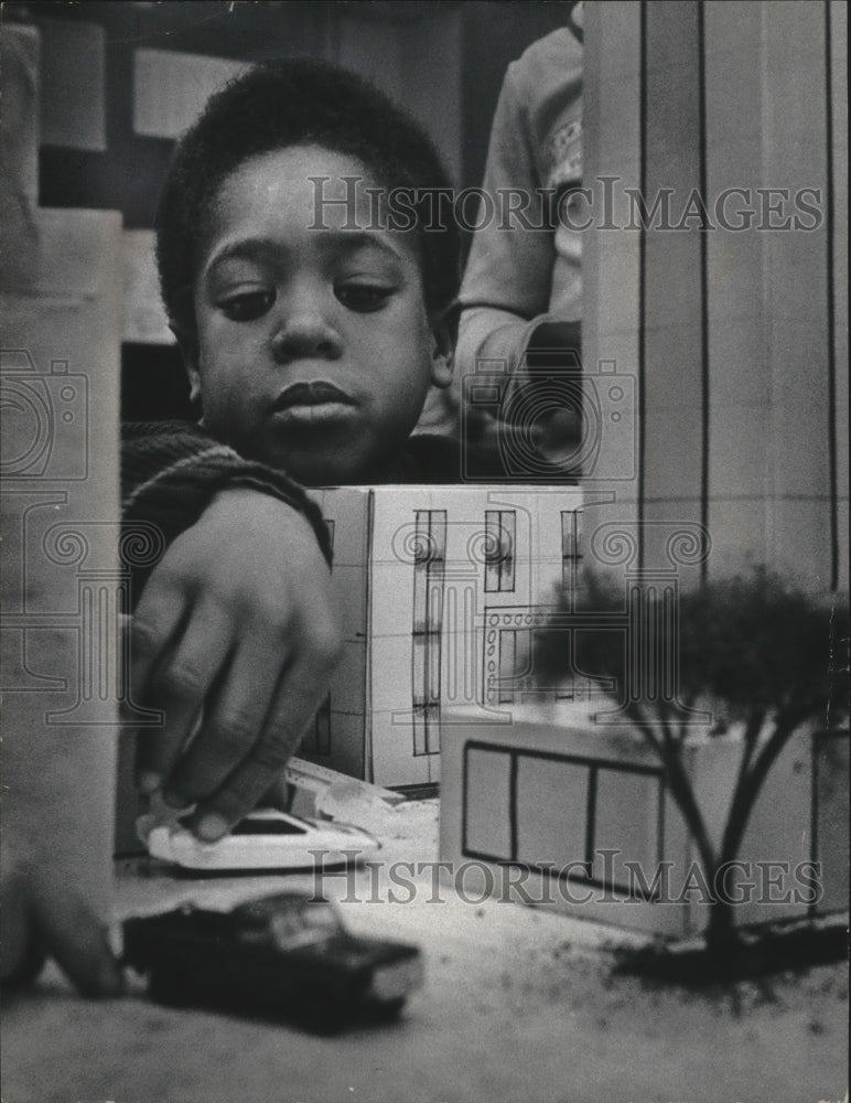 1978 Press Photo Derick Cornelius with model city traffic problems, Milwaukee - Historic Images